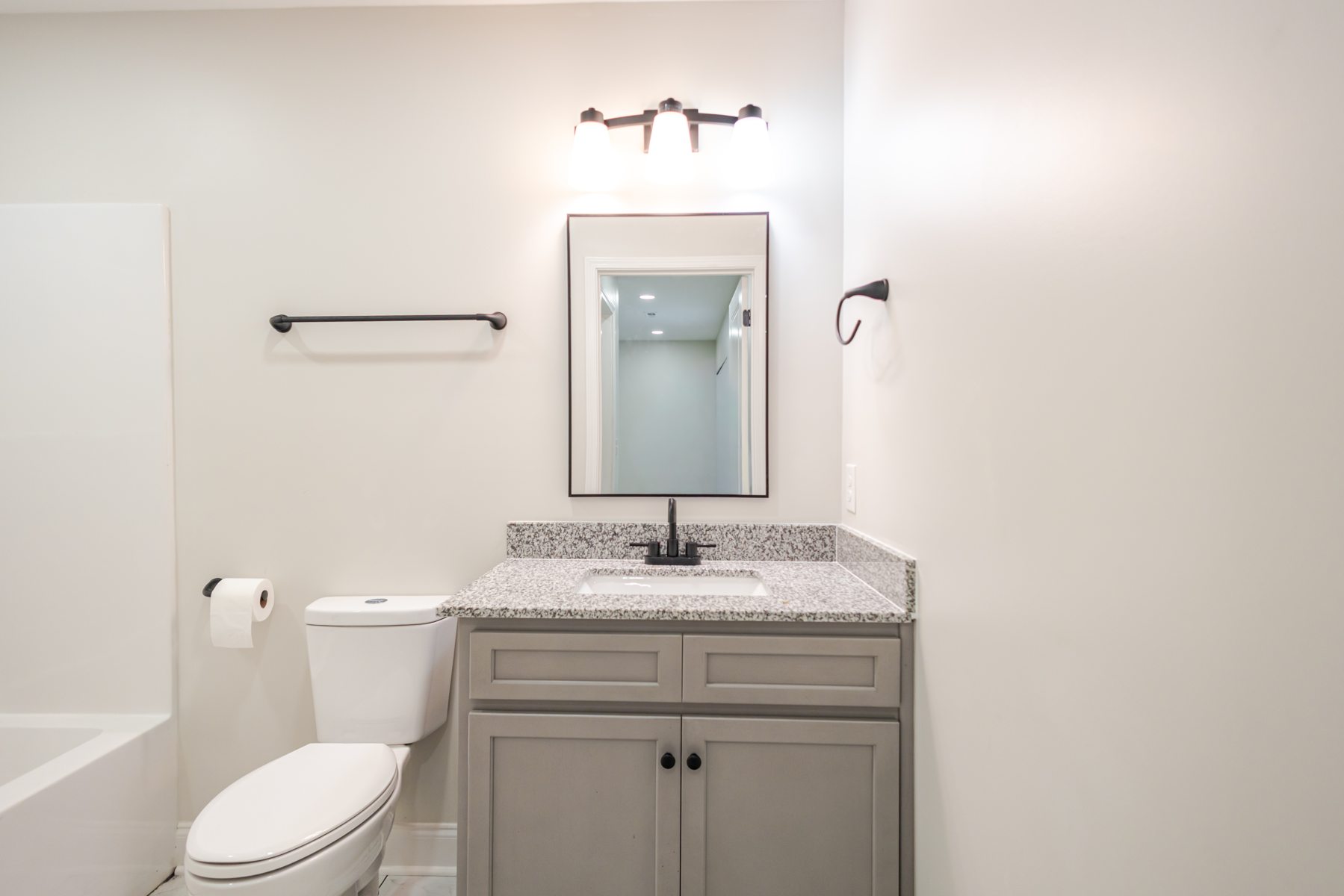 1024 TN 64 — bathroom details