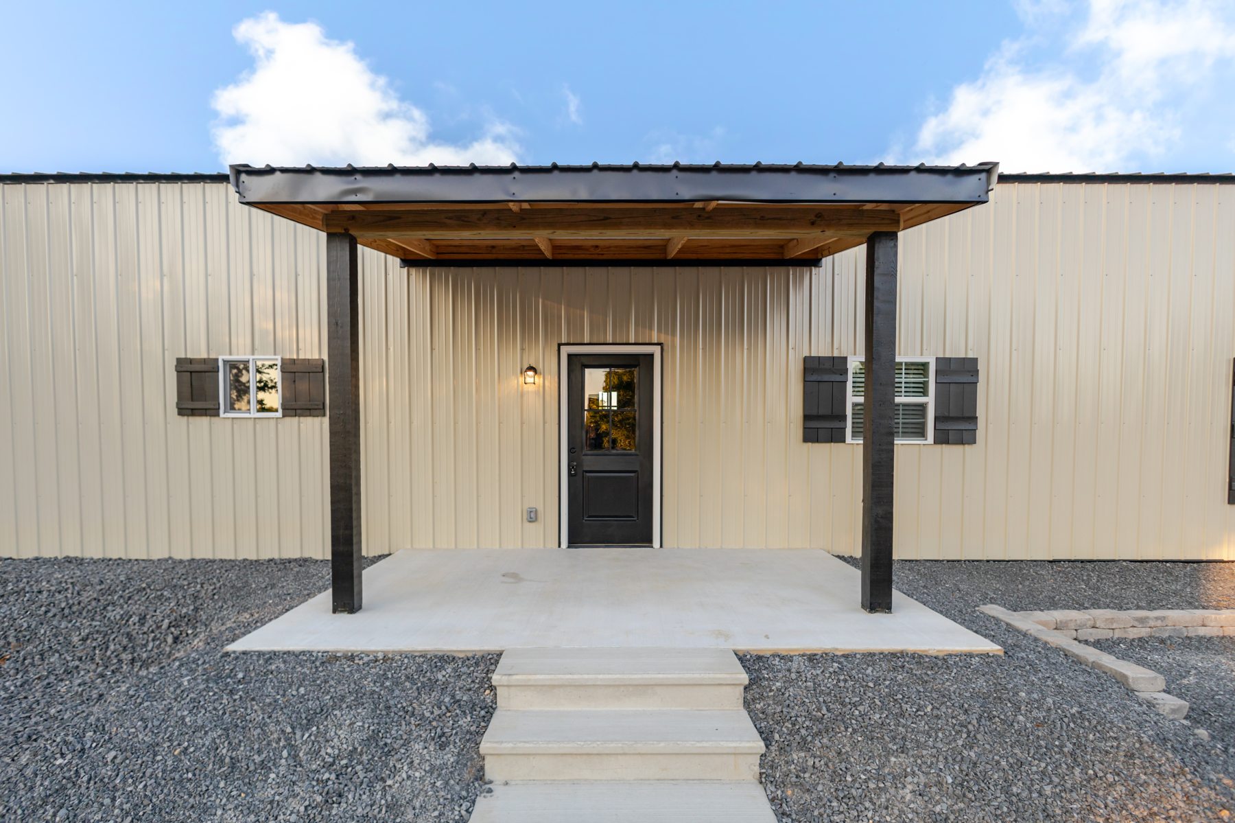 1024 TN 64 — the covered entrance