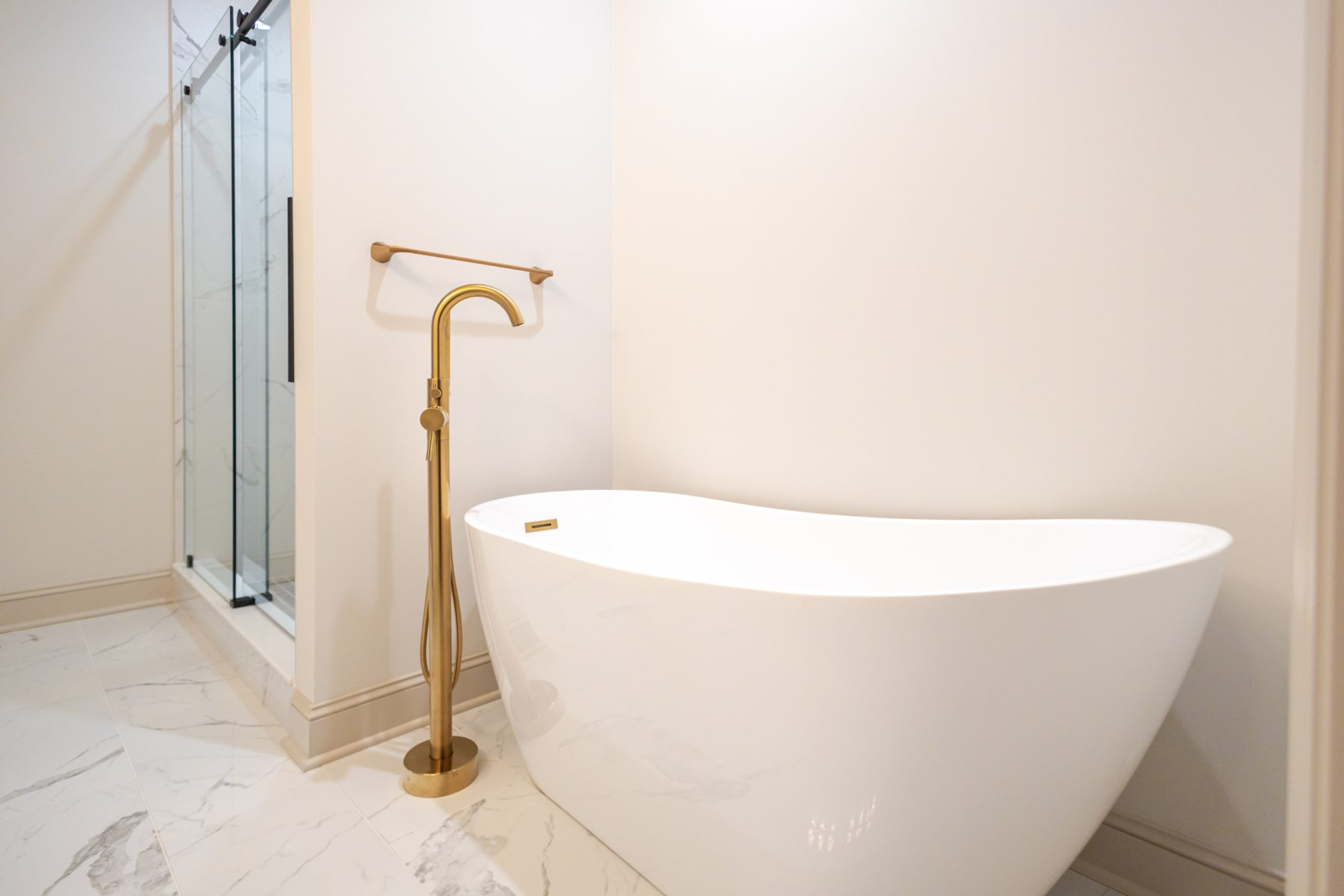 103 Stonebrook Drive — the soaking tub