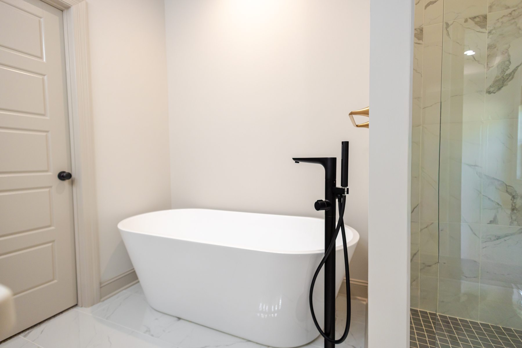 108 Stonebrook Drive — the soaking tub