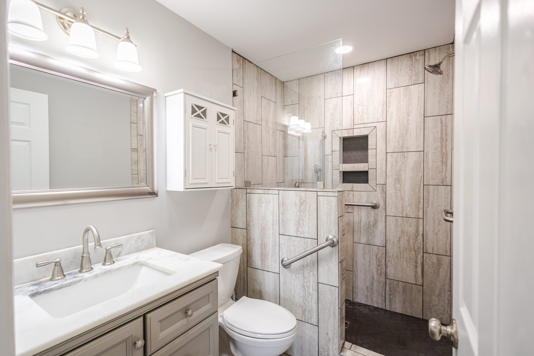 116 Eveningside Drive — bathroom details