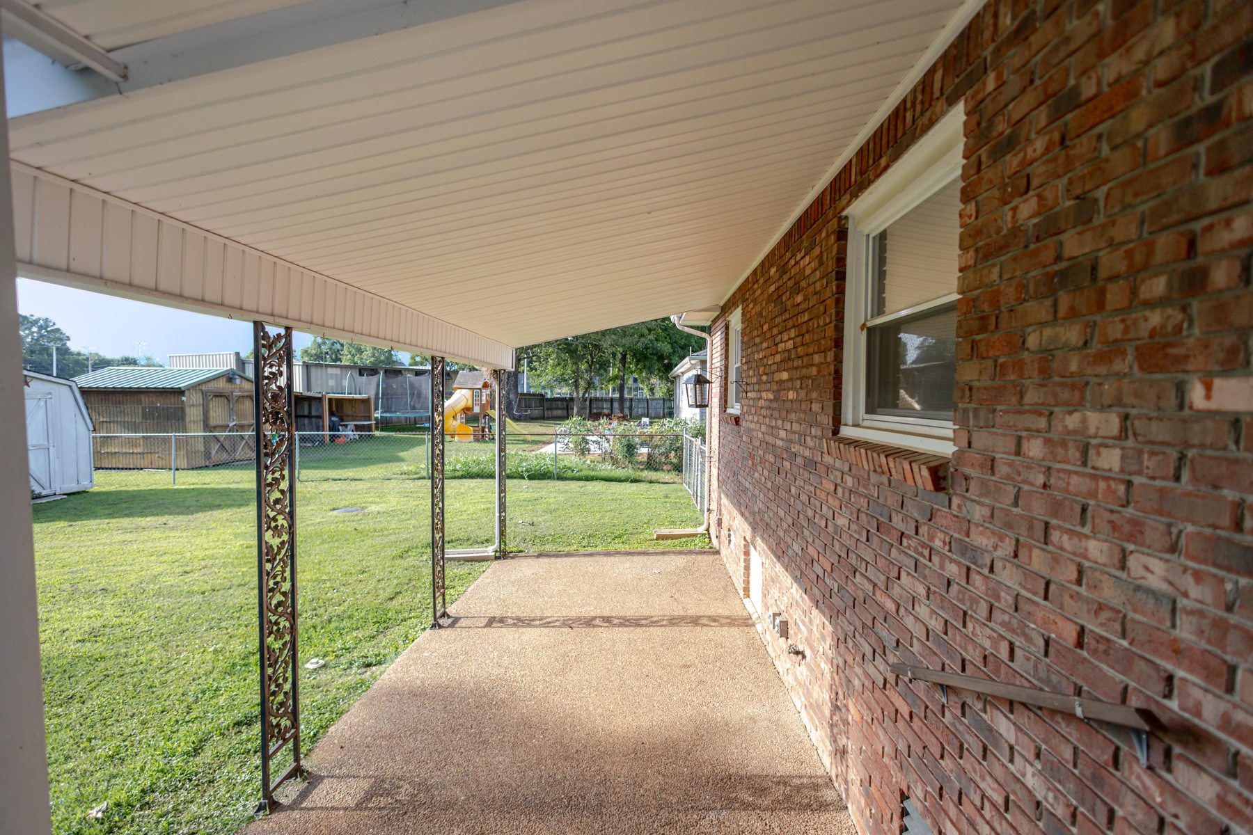 116 Eveningside Drive — the covered patio