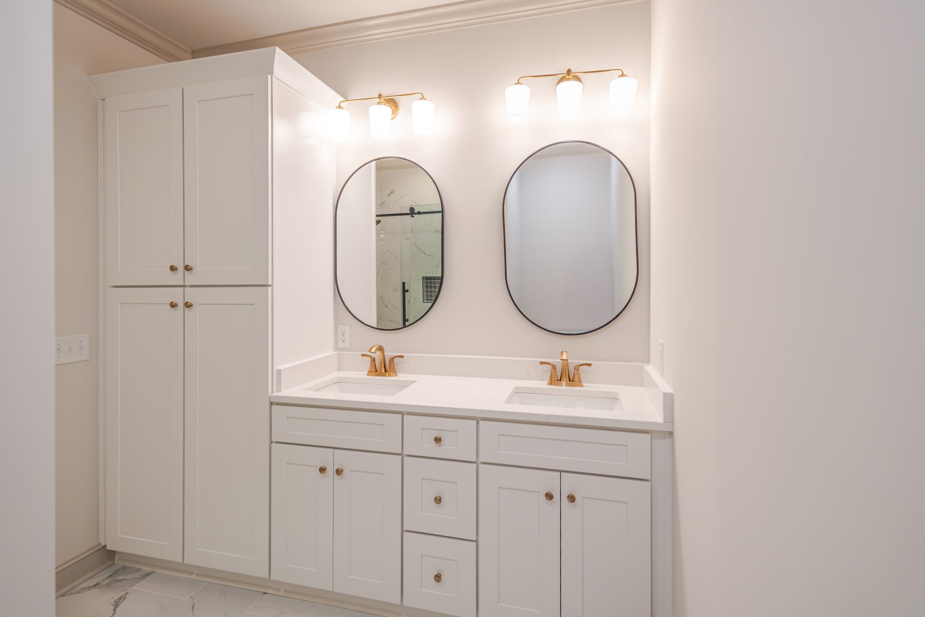 118 Stonebrook Drive — bathroom details