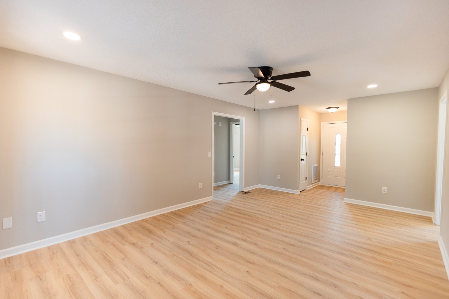 2932 Midland Road — living space