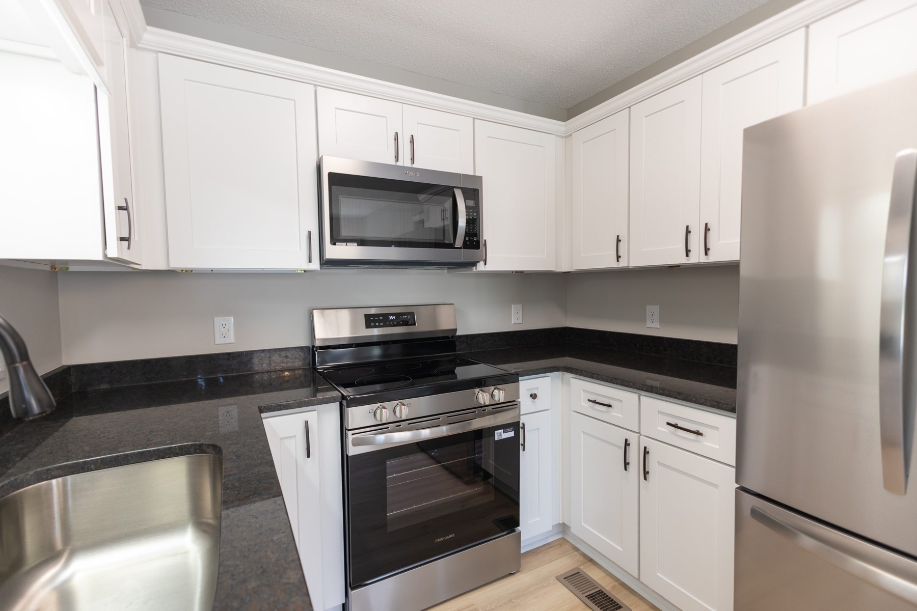 2932 Midland Road — the kitchen