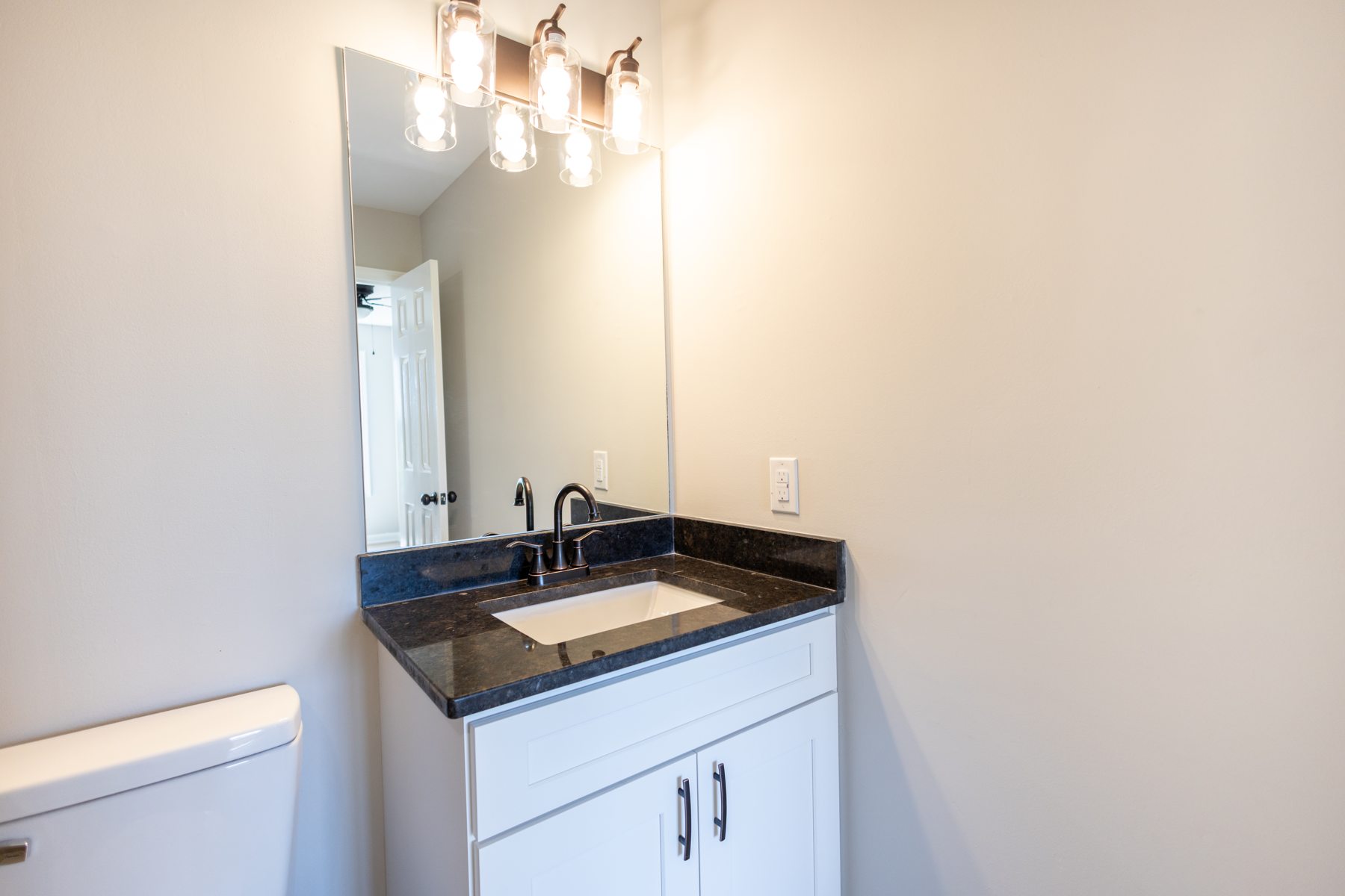 2932 Midland Road — bathroom details