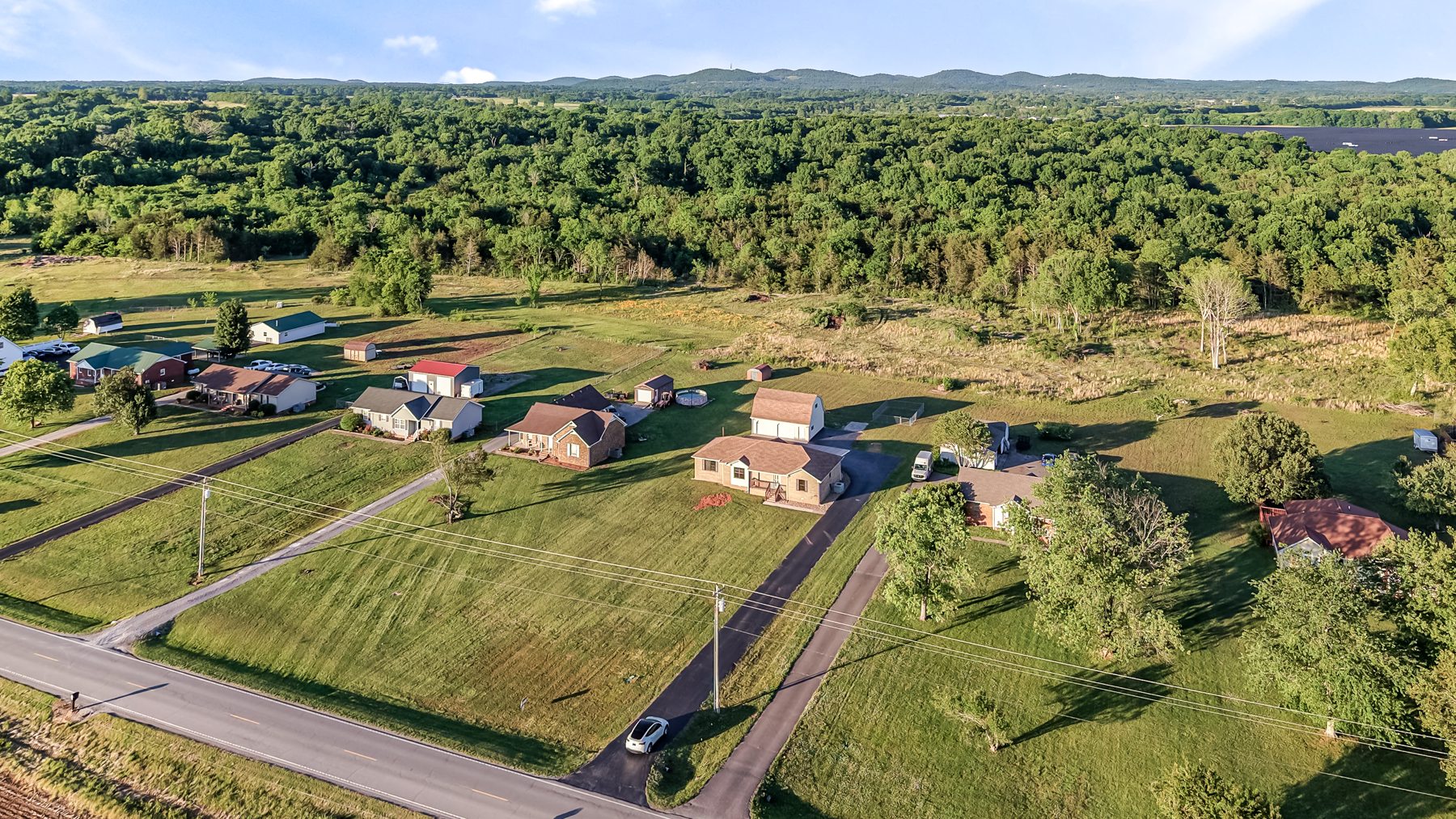 2932 Midland Road — the wider setting