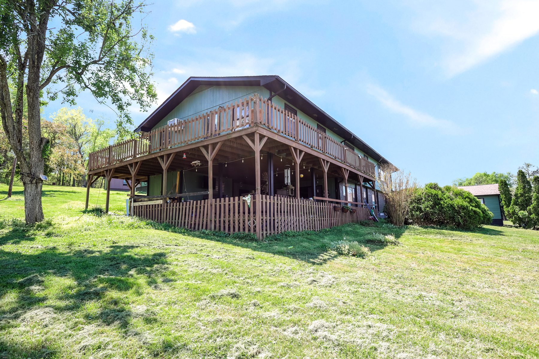 305 Ridgewood Drive — the covered deck