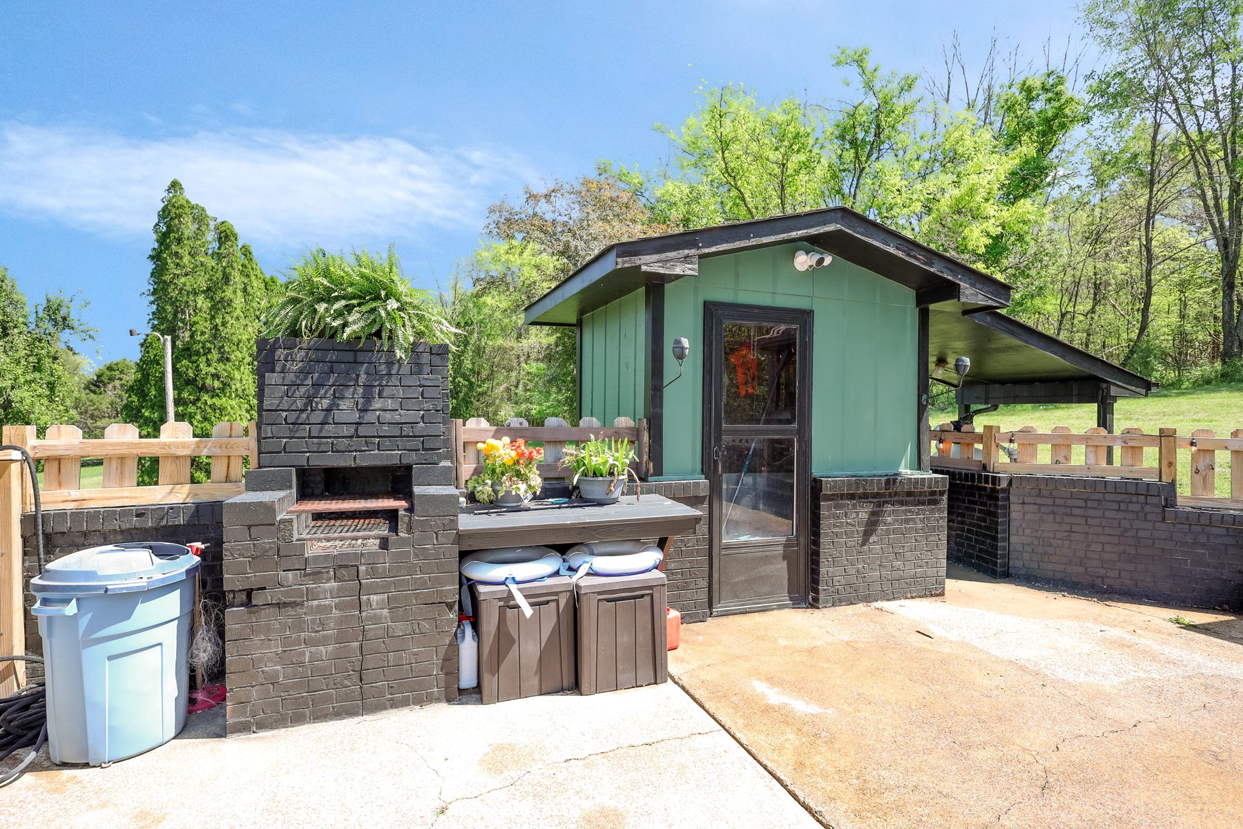 305 Ridgewood Drive — outdoor cooking space