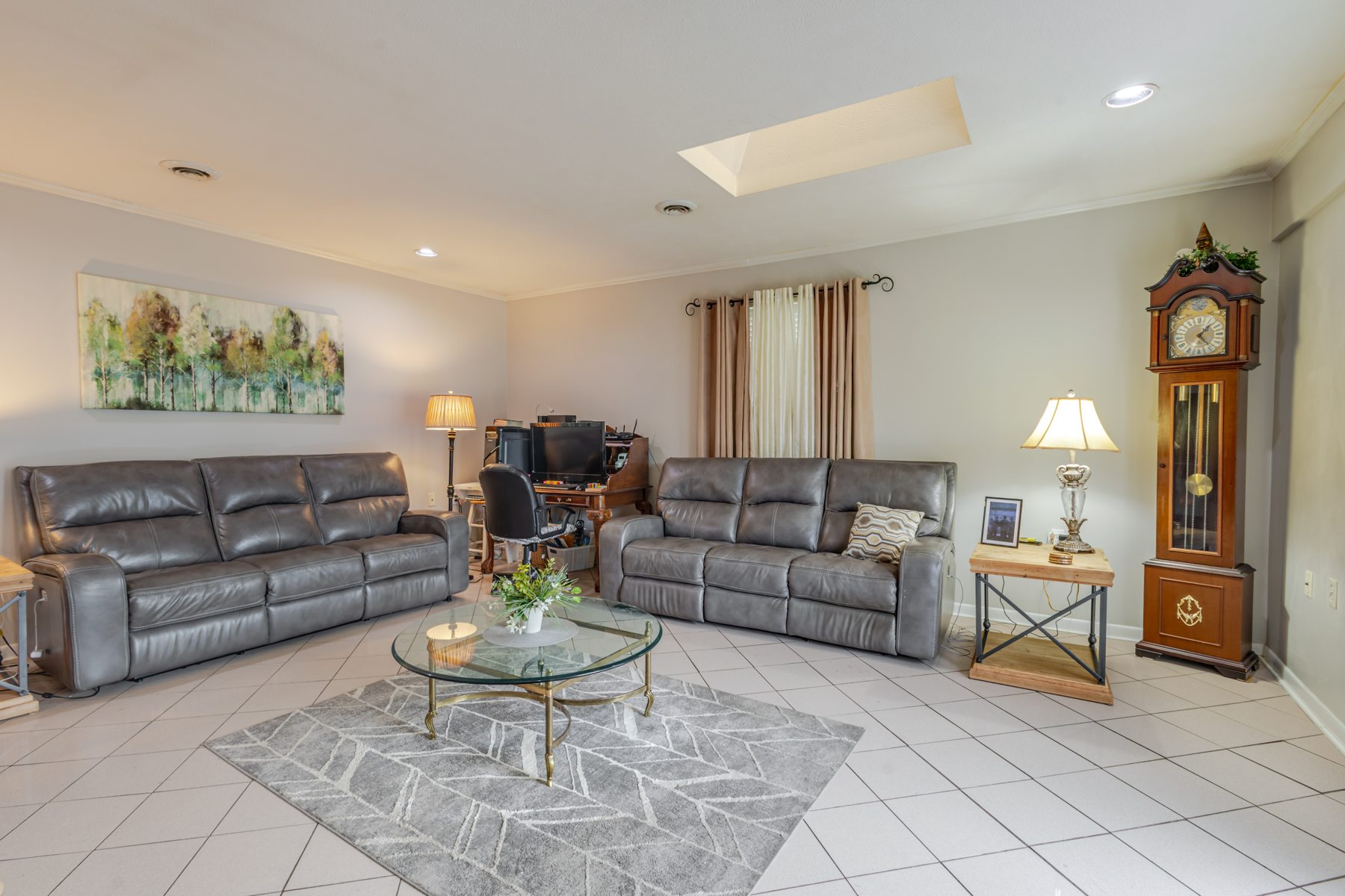 3111 Jane Street — living space