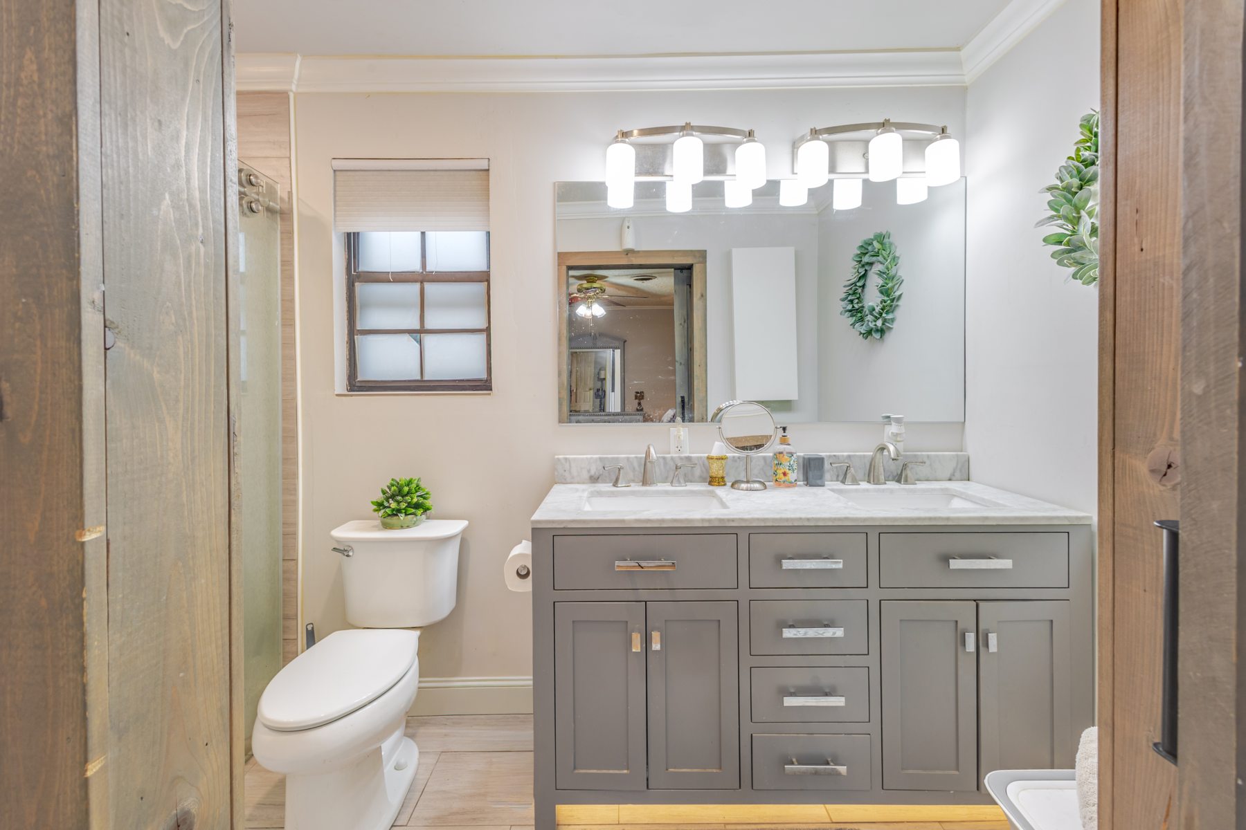 3111 Jane Street — bathroom details