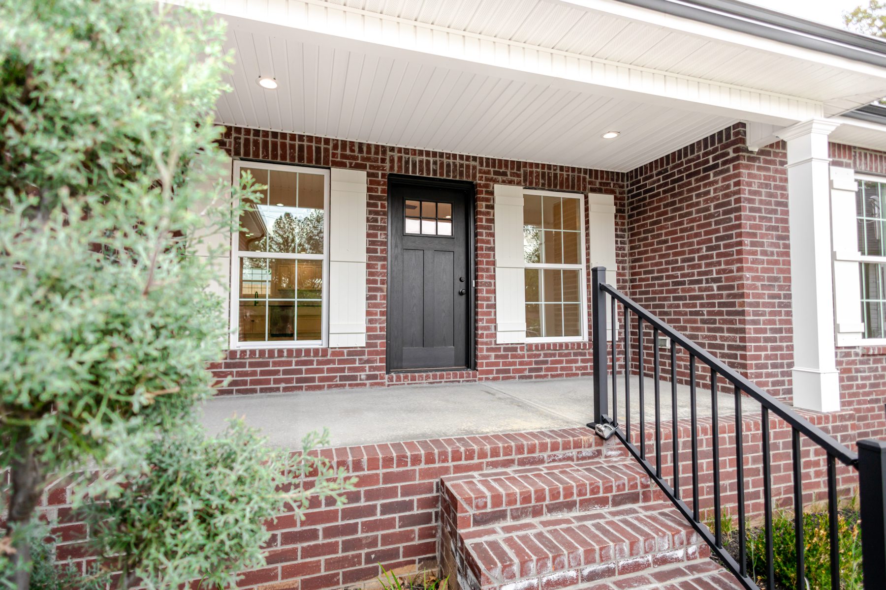 606 Shadow Drive — the covered entry