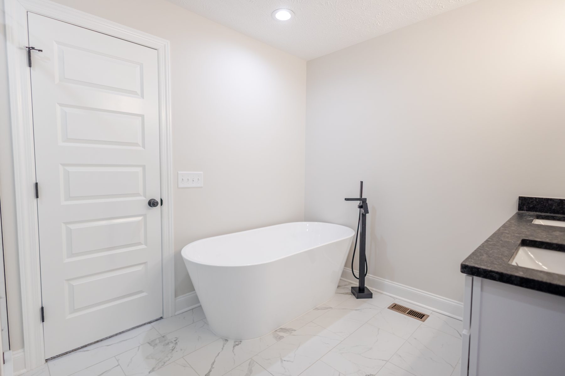 606 Shadow Drive — the soaking tub