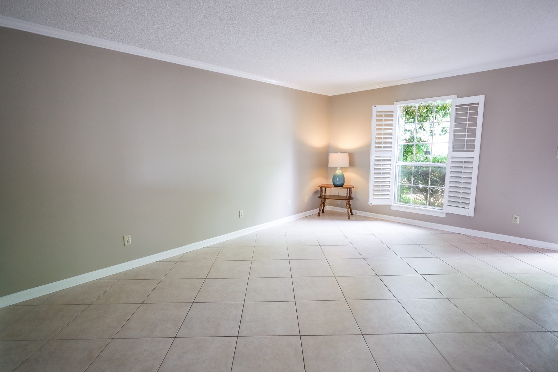 626 Calhoun Street — living space