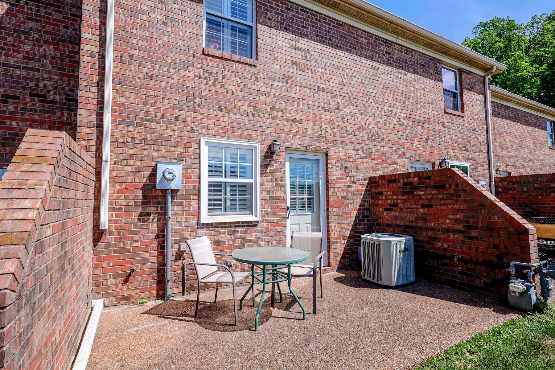 626 Calhoun Street — the courtyard