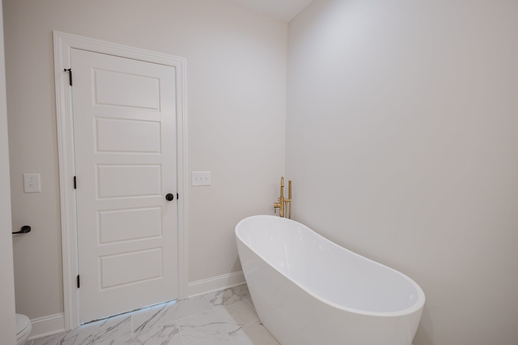 852 Lower Halls Mill Road — the soaking tub